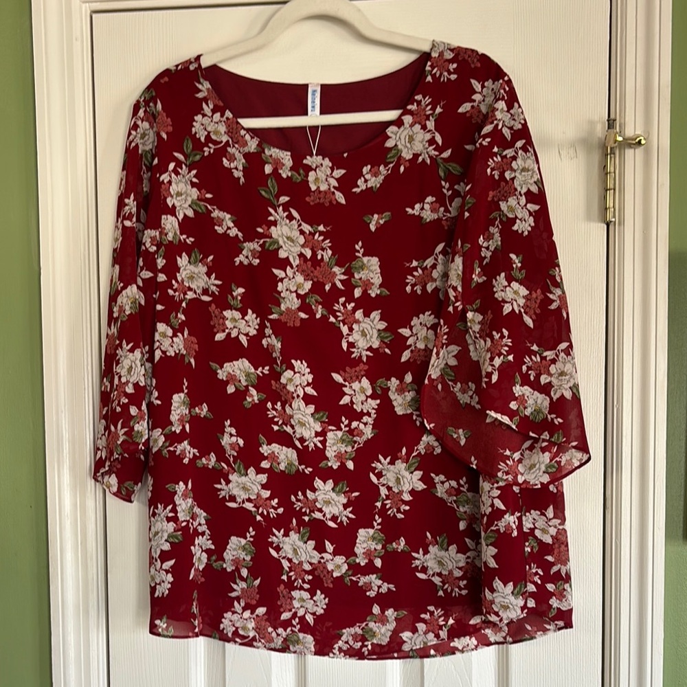 NEW Flowing Top With 3/4 Sleeves